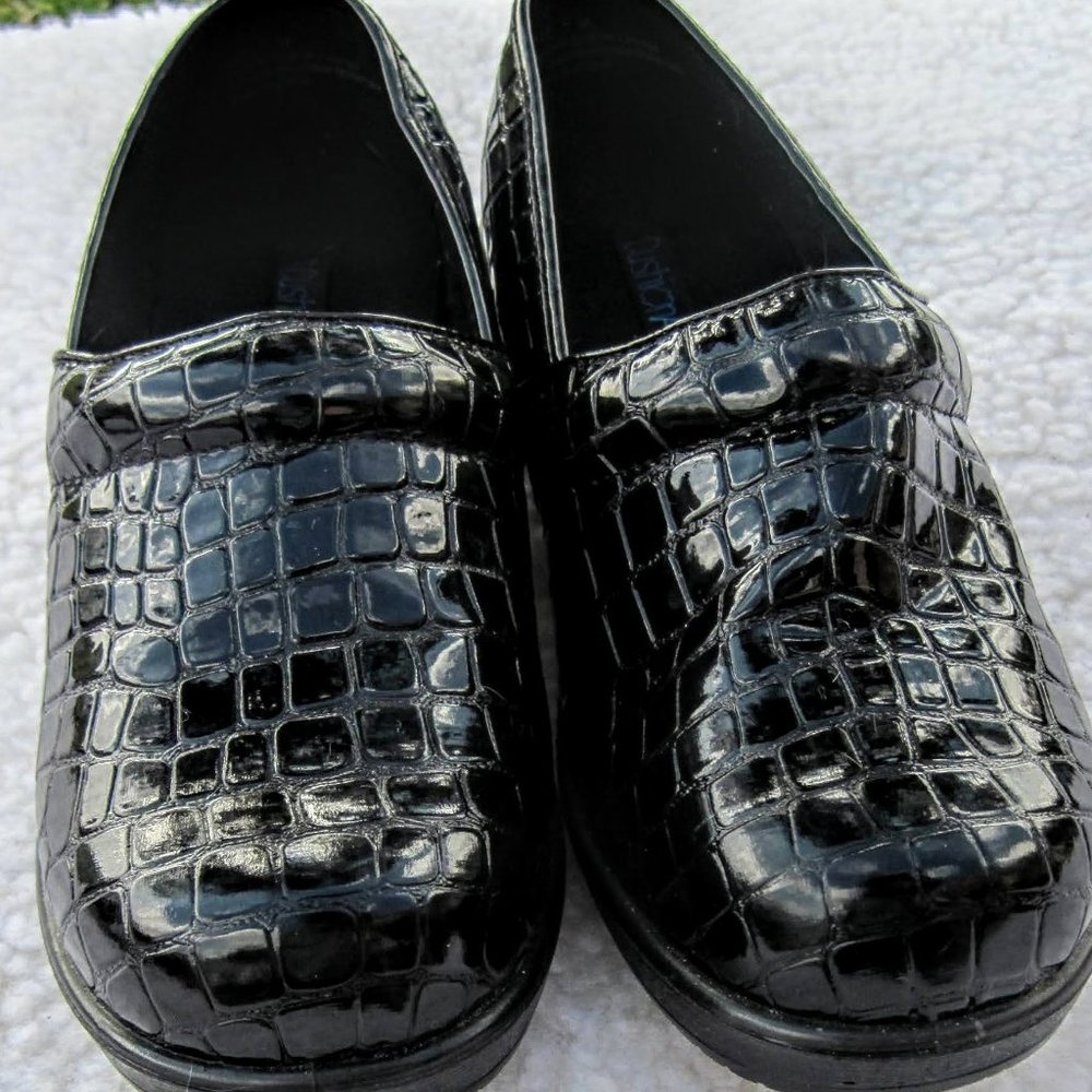 Cushion Aire Women's black Clogs
